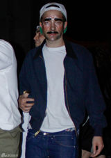 组图：帕丁森与斯图尔特万圣节甜蜜出游