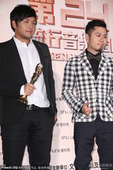 组图：暗黑白领阶级获最佳客语专辑奖 淡定自若