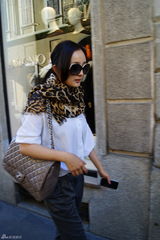 高清组图：杨幂现身米兰出席时装周 漫步街头气场十足