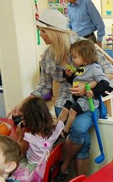 组图：伍兹前妻艾琳走出离婚阴影带子女过周末