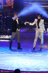 高清图：萧亚轩低胸黑裙秀身材 中性装扮劲歌热舞