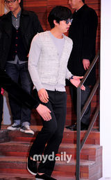 组图：孔侑郑日宇赵允熙等出席咖啡店开业仪式