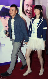 高清组图：白百何文章十指紧扣 甜蜜现身新片首映