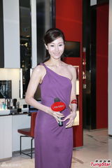 组图：李嘉欣否认婆媳不和 正狂练人鱼线