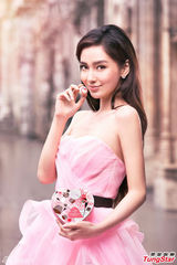 组图：Angelababy化身夏日精灵赴比利时拍广告