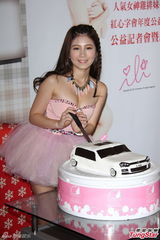 组图：鸡排妹20岁办成人礼 挤出E杯奶露深沟