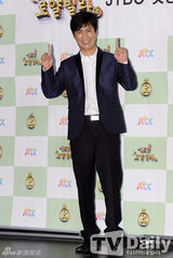 组图：SHINee温流王子装扮宣传新剧 对演技自信