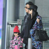 组图：李湘贵妇范携全家出行