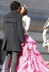 组图：《绯闻女孩》片场莉顿-梅斯特上演吻戏