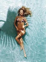 组图：超模卡洛琳-莫菲登《Vogue》秀性感泳装