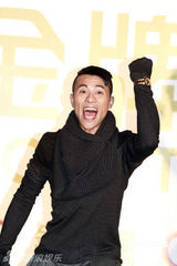 组图：梁汉文续约金牌大风 获赠价值二十万金表