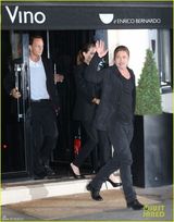 组图：皮特为茱莉庆生共进餐 全黑打扮恩爱牵手