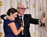 高清组图：奥斯卡后台获奖众星举金人光彩照人