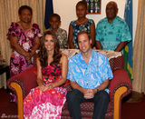 组图：威廉夫妇穿民族装 凯特桃红色裹胸裙风情万种