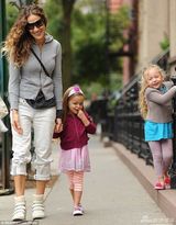 组图:杰西卡-帕克带双胞胎出游 小萝莉吐舌卖萌