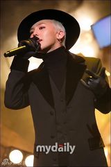 组图：G-dragon获音乐节目冠军 宣美撅臀辣舞