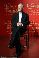 组图：赵本山蜡像登上海杜莎馆 被搞笑问春晚