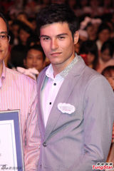 组图：凤小岳亮相产品代言 西装笔挺帅气有型