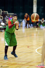 组图：萧敬腾一扫泼粪阴霾 展笑颜和学生打球