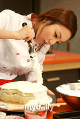 幻灯：Kara节目公开录制现场 成员做蛋糕有模有样