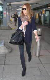 高清图：罗茜-汉丁顿-惠特莉街拍牛仔裤秀长腿