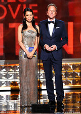 组图：丹尼-斯特朗《规则改变》获迷你剧最佳剧本奖