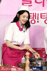 组图：韩歌手姜敏京靓装出席某饮品促销活动