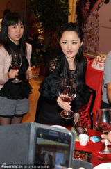 组图：杨钰莹镂空透视黑裙亮相庆功宴 举杯豪饮