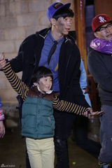 组图：《爸爸》林志颖遭灌酒 Kimi抱玩偶不撒手