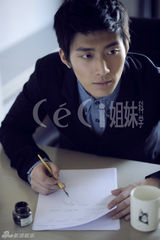 组图：窦骁写真登时尚杂志 安静淡然显忧郁气质