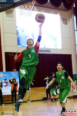 组图：萧敬腾一扫泼粪阴霾 展笑颜和学生打球