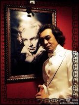 组图：李咏撞脸贝多芬 妻女盛装似姐妹花