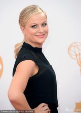 组图：《公园娱乐》艾米-波勒现身艾美红毯