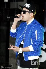 组图：朴载范BUMKEY助阵品牌活动献嘻哈舞台