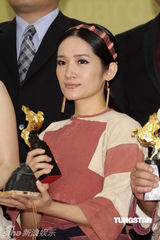 组图：曾宝仪金马礼服性感亮相 自嘲曾志伟像哈比人