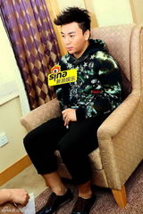 组图：独家对话释小龙 回应打人事件