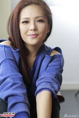 组图：卫兰努力学中文 获陈小春赞歌艺