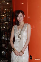 组图：汪诗诗出席新店开幕礼 力挺甄子丹认真专业