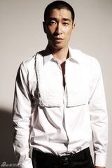 组图：王千源硬朗写真曝光 雅痞新贵展现型男质感