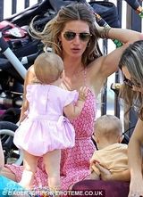 组图：邦臣粉色亲子装显性感 爱女气场不输妈妈