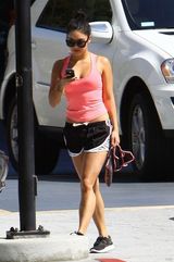 组图：凡妮莎-哈金斯购物 粉红背心秀事业线