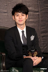 组图：妻夫木聪金马影展会影迷 现场大秀中文