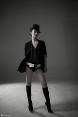 高清组图：赵柯写真突破自我 尽显酷帅冷艳风范