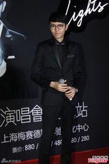 组图：方大同现身演唱会发布会 着黑西装帅气