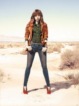 组图：赵允熙拍写真秀好身材 牛仔装显帅气