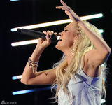 高清图：凯莉-安德伍德音乐节上演出 热裤献唱