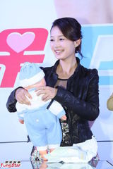 组图：高洋李沁现场表演给孩子换尿布