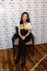 组图：新浪娱乐明星街拍盛典对话倪妮