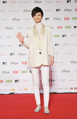 高清组图：MTV超级盛典红地毯 李宇春白色系帅气