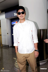 组图：阮经天入围金马影帝 粉丝接机提前恭喜